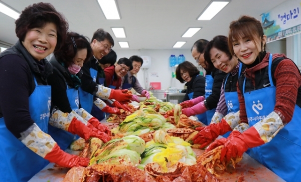 행복한 밥상 푸드봉사단, 엄마손 김치 전달