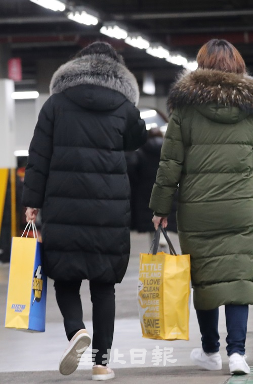 [마트 비닐봉투 사용 금지 현장 가보니] 고객 끊길라·재고 어쩌나 여전히 비닐봉투 사용