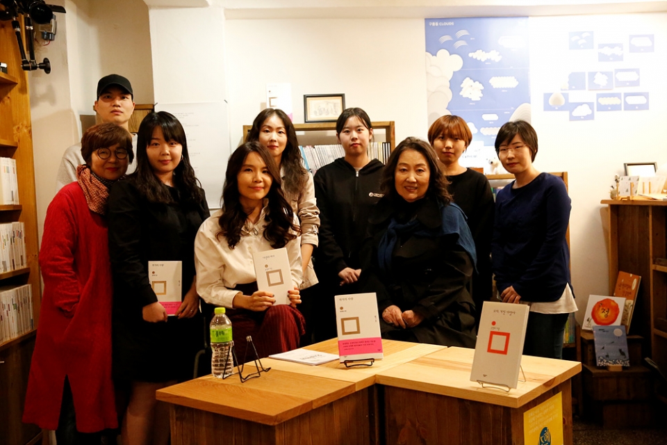 [발견의 기쁨, 동네 책방] 문정희 시인과 함께 찾은 시집 책방