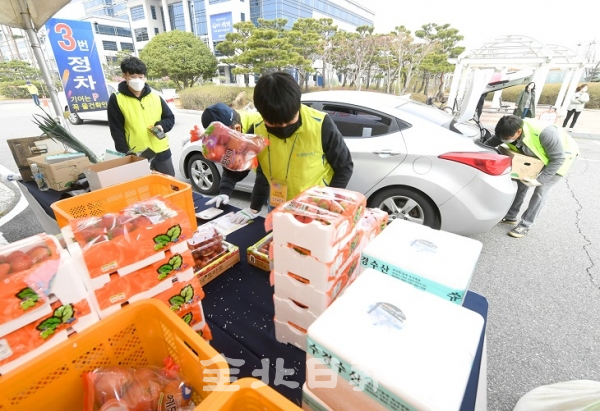 농어민 위한 마음 모여…드라이브 스루 농수산물 판매 완판