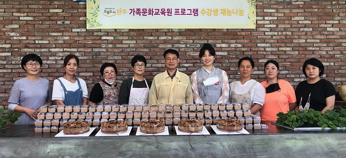 완주군 가족문화교육원 수강생들, 의료시설에 떡 전달