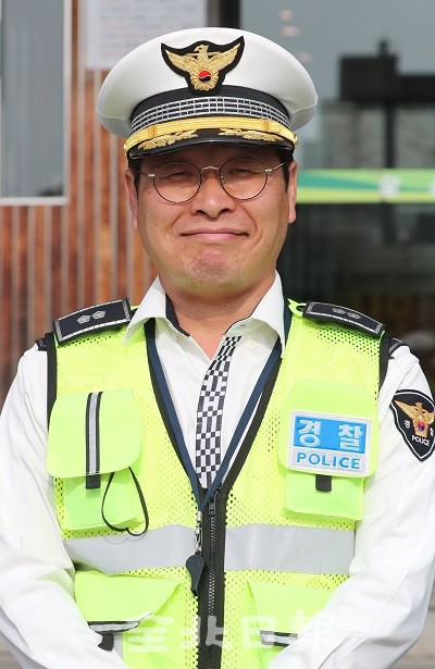 전북역전마라톤에 꼭 필요한 존재 이형재 덕진경찰서 교통안전계장 시민들의 협조가 있어 잘 마무리됐죠