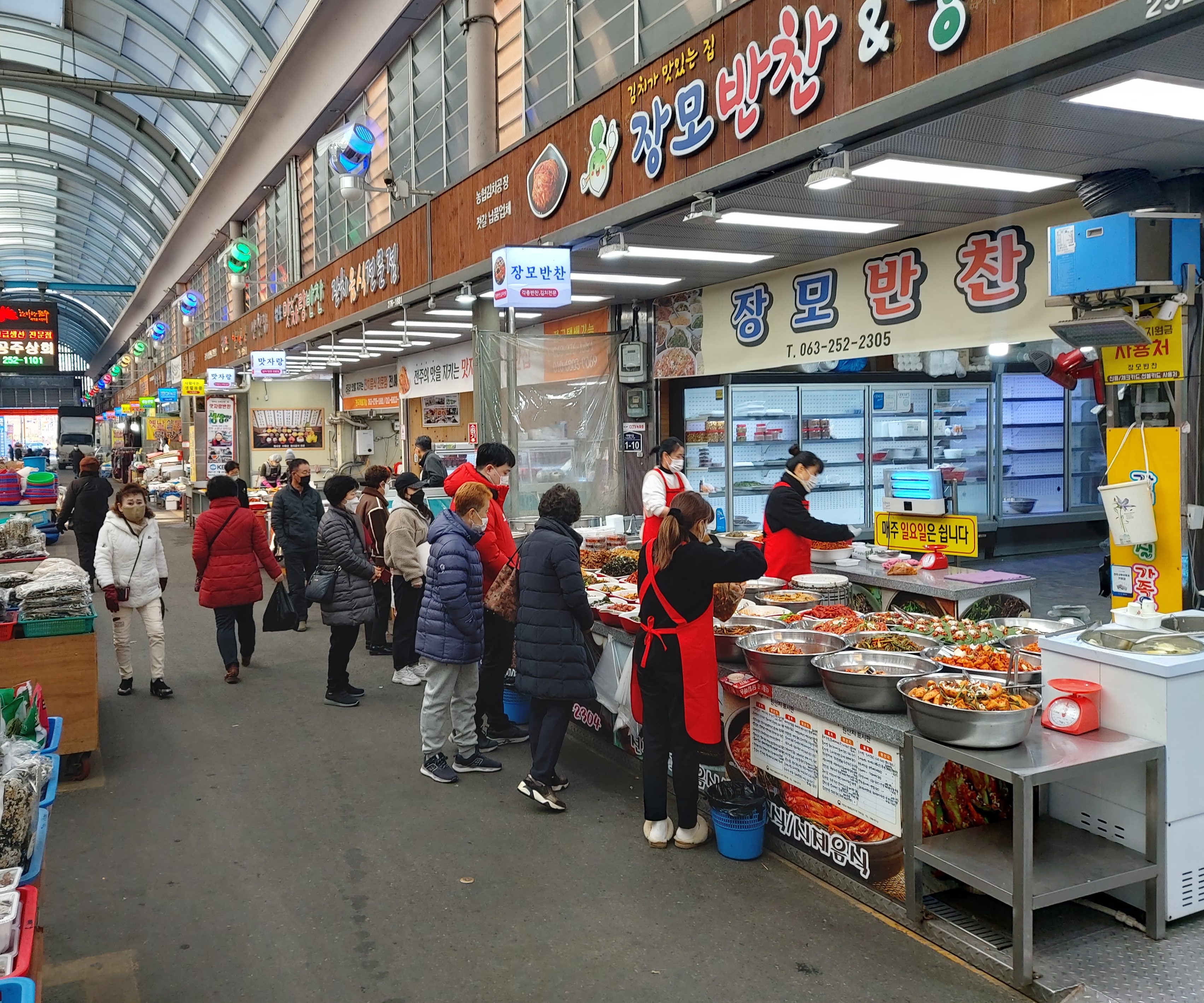 힘들지만 손님 생각하고 버텨야죠…전통시장 활성화 안간힘