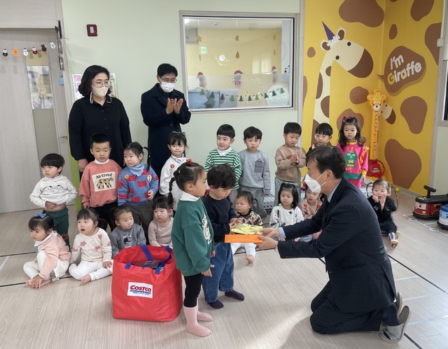 전주 키즈빌어린이집 원생들, 효자2동에 이웃돕기 성금 전달