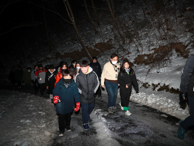 “꿈은 이뤄진다”서 교육감, 초등학생들과 마이산 등반