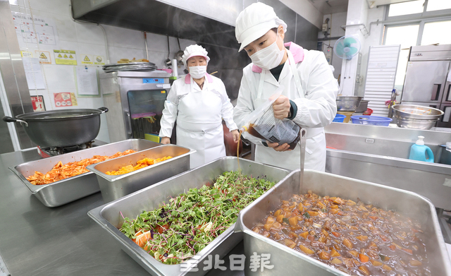 한파에 식어버린 ‘밥상 차리기’, 고물가에 무료 급식소도 타격