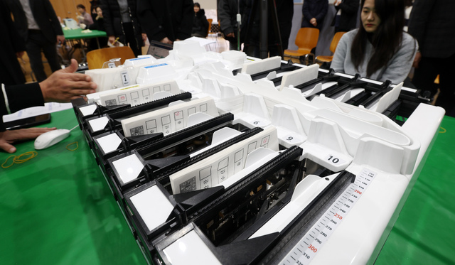 제22대 국회의원선거 앞두고 수검표 시연하는 전북특자도선관위