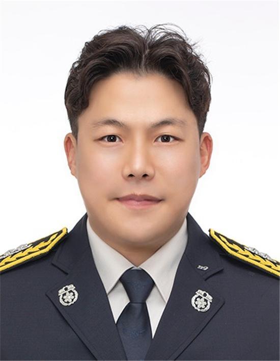 군산소방서 최홍준 소방사, 식당서 기도 막힌 노인 생명 구해