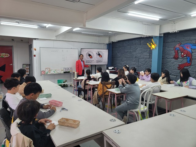 진안교육지원청, 마이산홍벵이 농장서 진안초 학생 17명 곤충체험 교육 실시