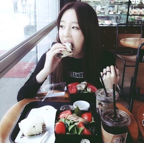몰라보게 예뻐진 박보람, 샌드위치 먹는 일상 사진도 눈길