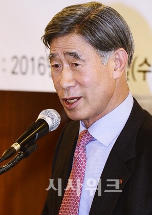 동진쎄미켐, 중간지주사 설립… 이부섭 회장, 경영권 승계 2라운드?