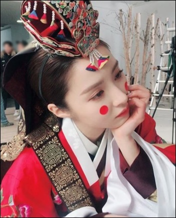 흑기사 김래원도 반한 미모? 신세경, 연지곤지 찍고 전통 혼례복 완벽 소화