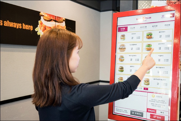 주문 줄 서지 마세요… 맘스터치 키오스크 도입 속도