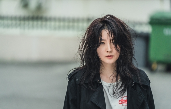 구경이 이영애, 우아함 벗고 코믹 입다   