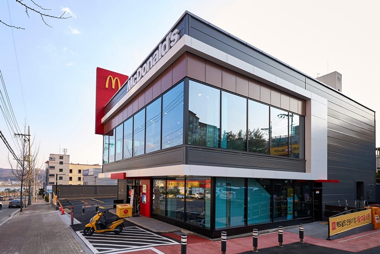 한국맥도날드, 직영 매출 첫 1조 돌파에도 웃지 못한 이유