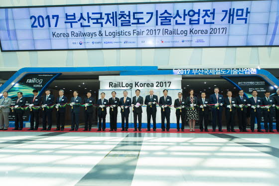 [포토] 국토부 강호인 장관, 부산국제철도산업전 방문