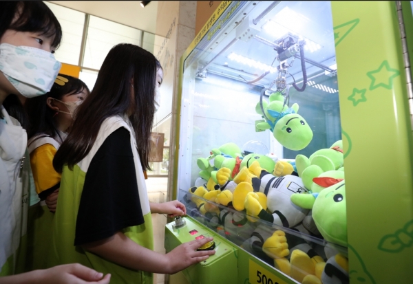 LX공사, 인형뽑기기계 활용 이색 기부 눈길