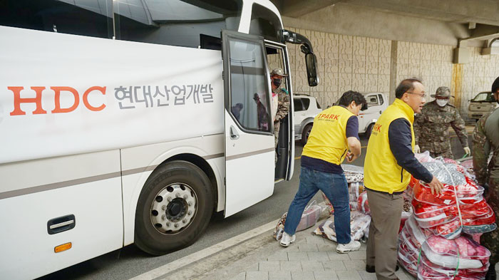 HDC현대산업개발, 강릉 산불피해 이재민에 긴급 구호물품 전달