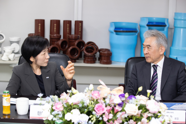 한화진 환경장관, 고강도 상수도관 수출 방안 논의