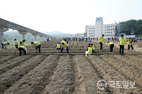 [포토] 의정부시의회 신곡체육공원서 시민들과 해바라기 씨앗 파종했어요