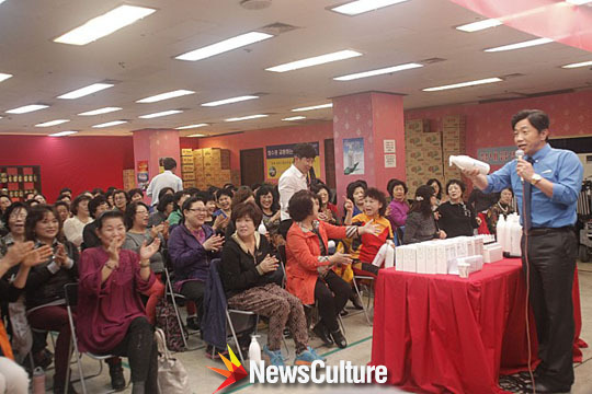 [영화스케치]‘약장수’ 김인권-박철민, 코믹함은 가라… ‘어벤져스2 꼼짝 마’