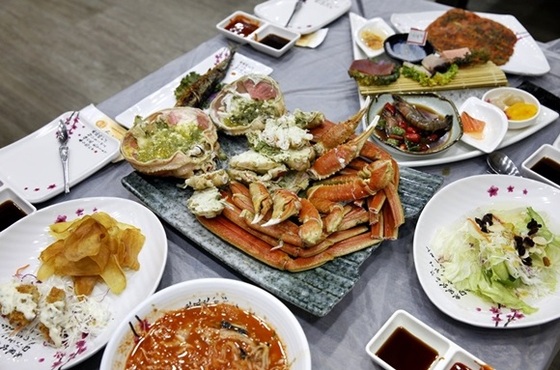 ‘2TV 생생정보’ 고소하고 담백한 제철 대게 맛 자랑... 원주 대게 맛집 ‘히트다 히트’
