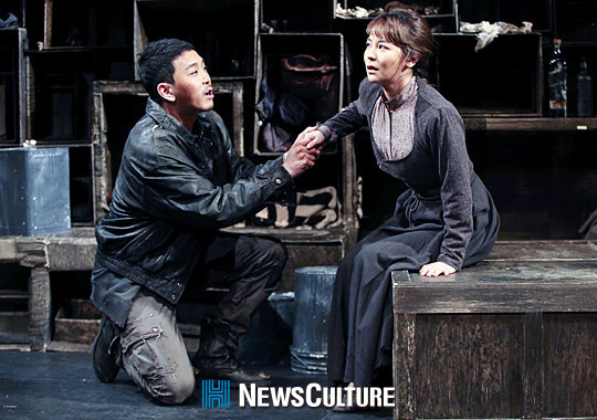 [컬처포토] 싸구려 여인숙에서 피어나는 희망, 연극 ‘밑바닥에서’