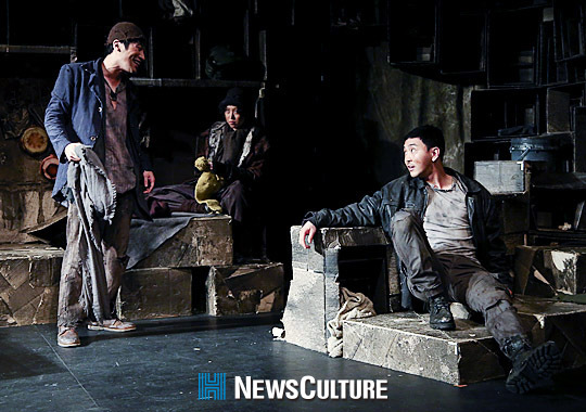 [컬처포토] 싸구려 여인숙에서 피어나는 희망, 연극 ‘밑바닥에서’
