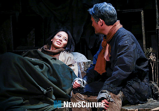 [컬처포토] 싸구려 여인숙에서 피어나는 희망, 연극 ‘밑바닥에서’