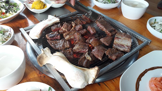 봄철 입맛 돋우는 식도락여행… 포천이동갈비맛집 ‘바위섬 가든’에서 갈비 뜯고 아라비카 원두커피 한잔
