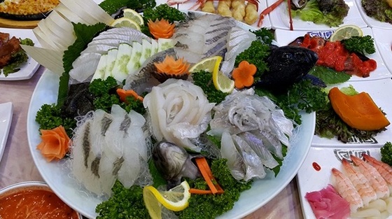 여름철 막바지 주말 여행, 동해안 속초 갈까...영금정, 동명항 멋진 해변에 맛집 자랑하는 횟집 즐비
