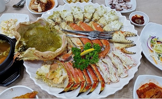 지역 먹거리 찾는 방이동 잠실 미식가들, 방이역 먹자골목 몰려…원산지 맛 선보이는 맛집 북적