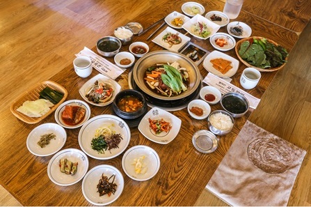 개성과 전통 어우러진 경주 황리단길...볼거리 다양하고 이색카페, 맛집 많아 여행객들 북적