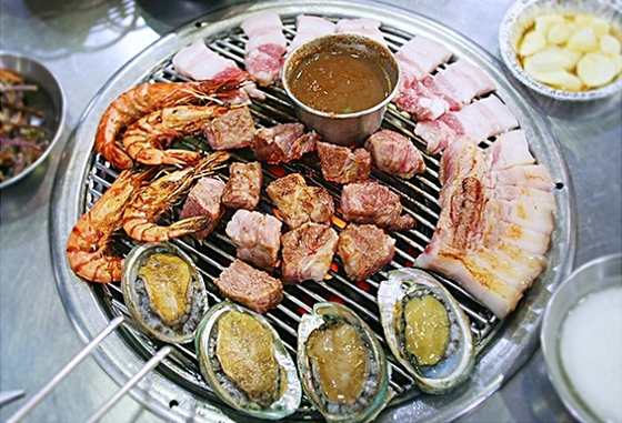 제주도 여행객들 꼭 들르는 서귀포 중문관광단지, 흑돼지 맛집 탐방도 필수 코스