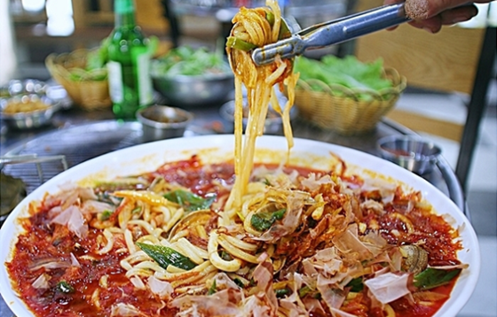 제주도 여행객들 꼭 들르는 서귀포 중문관광단지, 흑돼지 맛집 탐방도 필수 코스