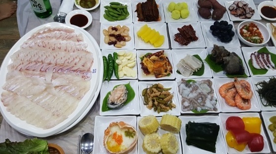 제철 해산물로 즐기는 겨울 식도락 여행...여수 맛집 탐방 ‘돌산용궁횟집’