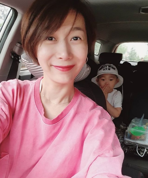 [#별별샷]‘청순하게 찰칵’ 가수 에스더…예쁨 가득한 사진 화제