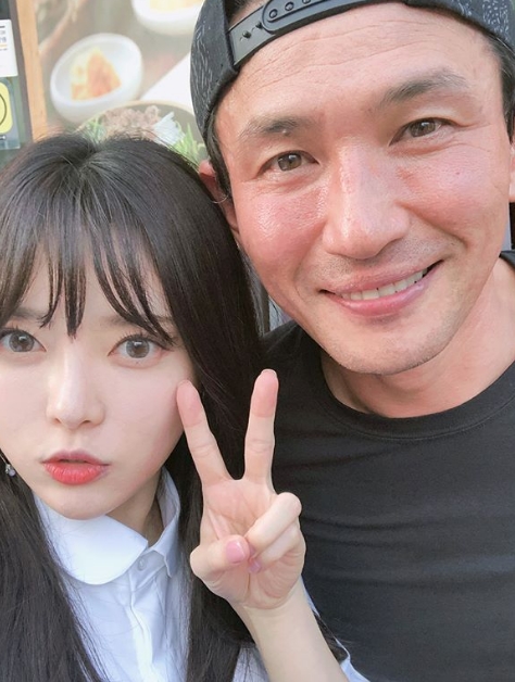 [인방]아프리카티비(TV) BJ도아 X 배우 황정민 다정한 투샷 ‘눈길’