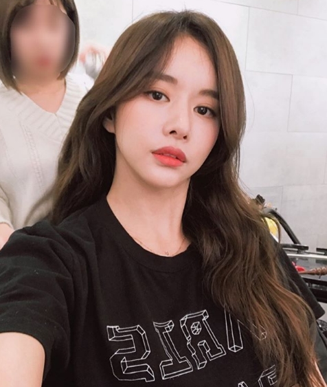 [#별별샷]‘알함브라 궁전의 추억’ 한보름, 미용실에서 셀카 한 컷