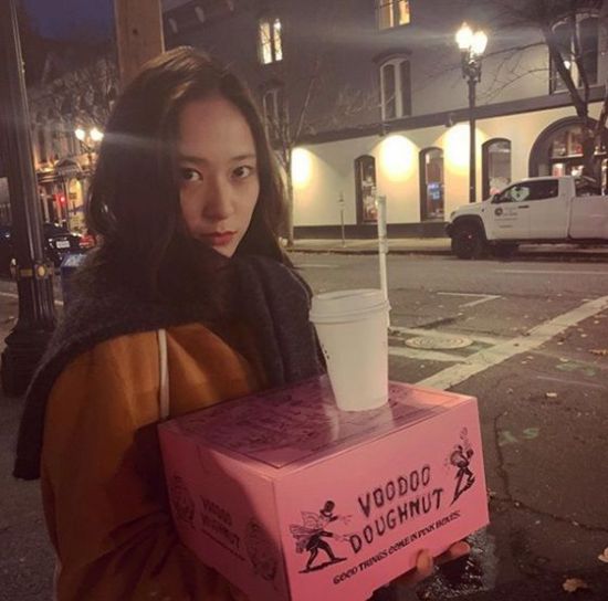 크리스탈, ‘도넛+커피’ 진리의 인증샷...시크함 포텐