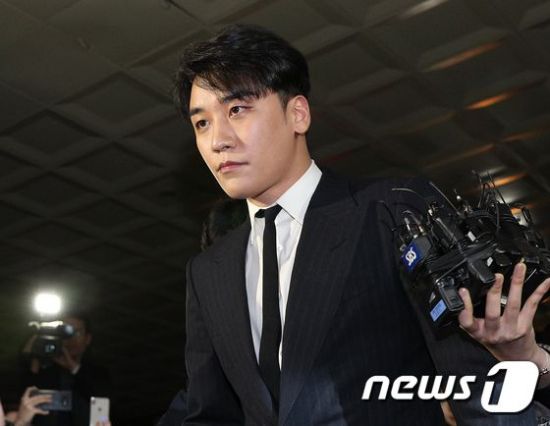 버닝썬·성접대 의혹 승리, 8시간 넘는 경찰 조사 재소환도 응할 것(종합)