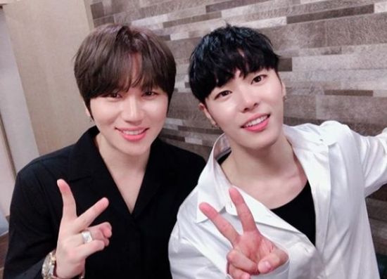“히트다 히트” 케이윌X휘성, 꼭 닮은 미소로 절친 케미 인증
