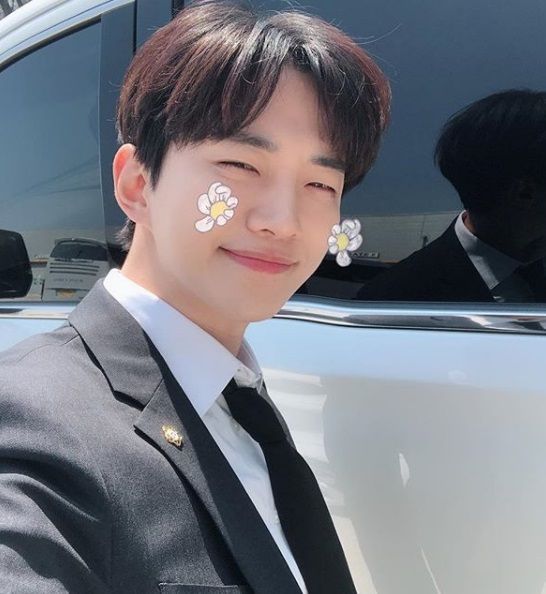 ‘자백’ 준호, 햇살 품은 꽃미모로 셀카