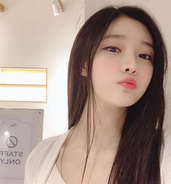 프로듀스48 출신 이시안, 여친짤 생성하며 전한 물오른 미모