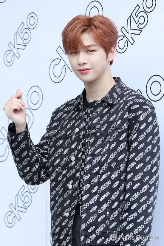강다니엘, 덩실덩실 눈 맞추며 인사해요 (NC화보)