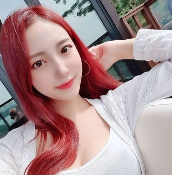 아프리카TV BJ이월, 걸그룹 센터급 미모 과시 ‘레드 컬러 헤어도 찰떡’