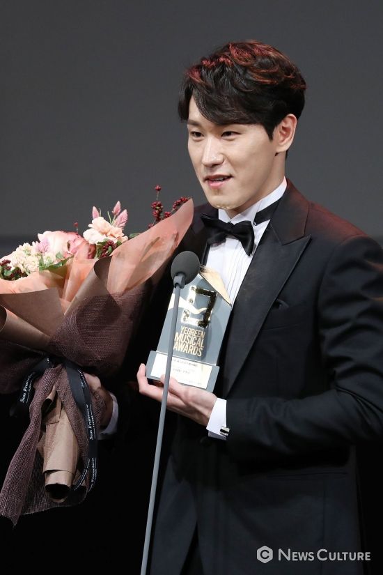 [NC포토] 예그린 뮤지컬 어워드 조형균, 상을 꼭 잡고