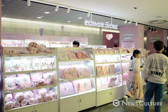 사인에 그림까지…핑크빛 물든 에스더버니 팝업스토어