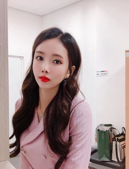 린지, 핑크 수트가 잘 어울리는 세련된 미모