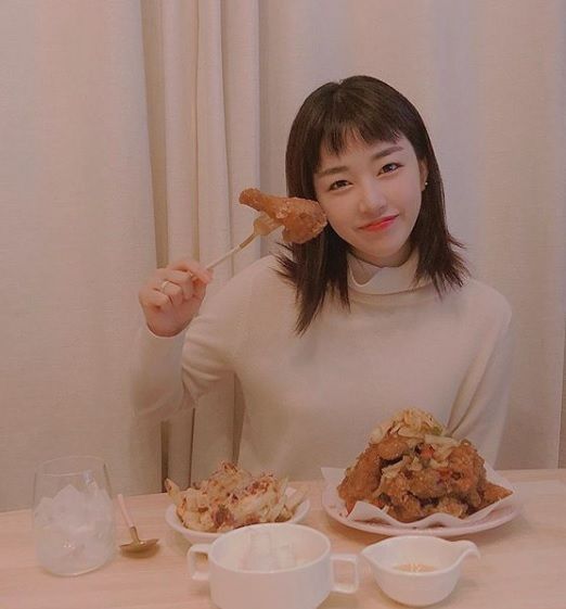타히티 출신 아리, 귀여운 일자 앞머리로 선보이는 치킨 먹방